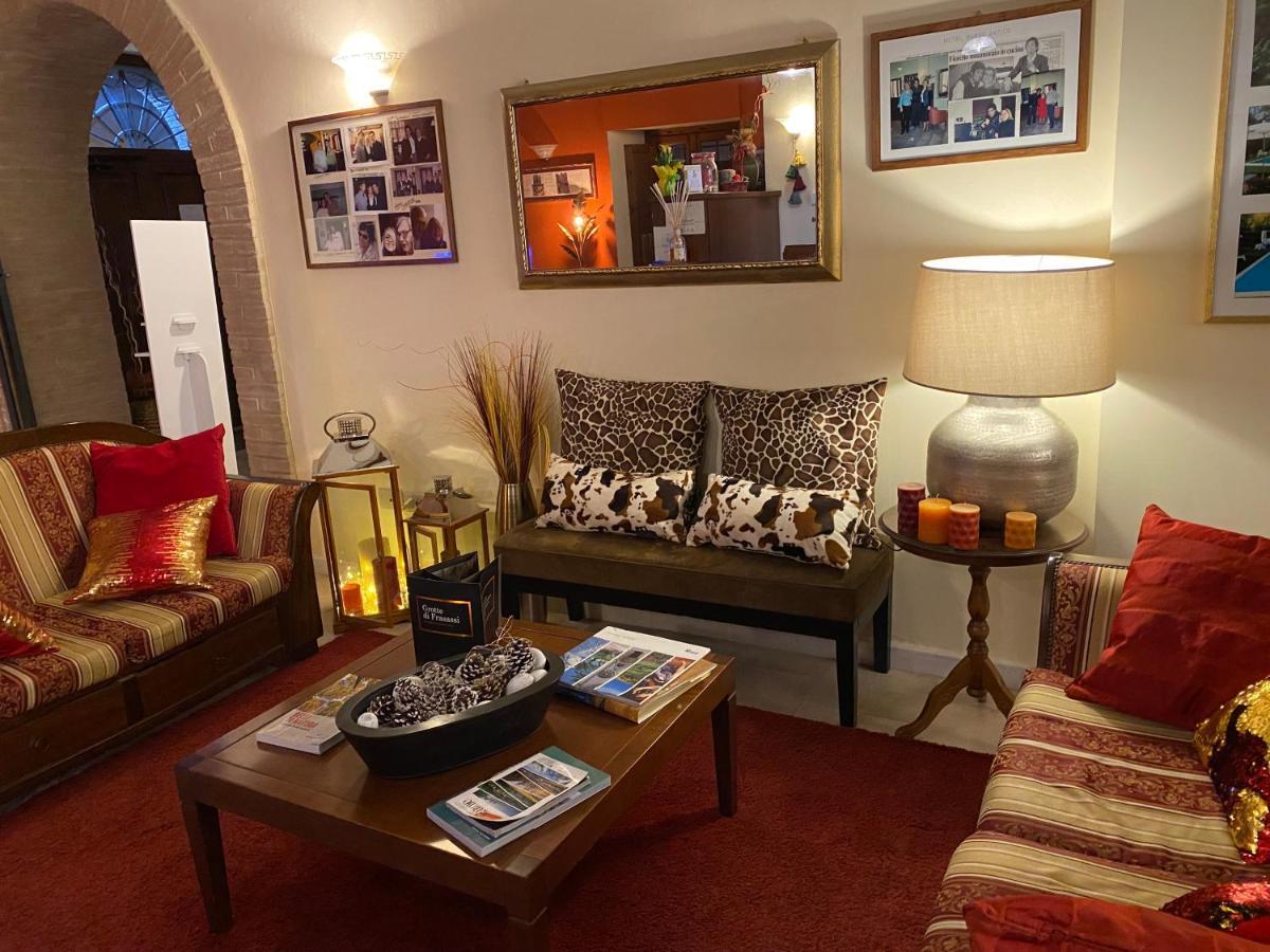 Hotel Borgo Antico ฟาบริอาโน ภายนอก รูปภาพ